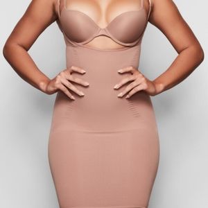 SKIMS  Open Bust Shape Wear Slip SZ L/XL